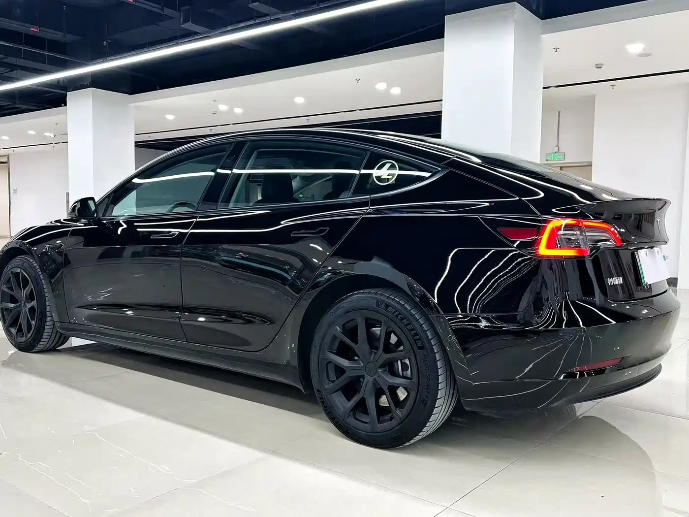 TESLA MODEL 3