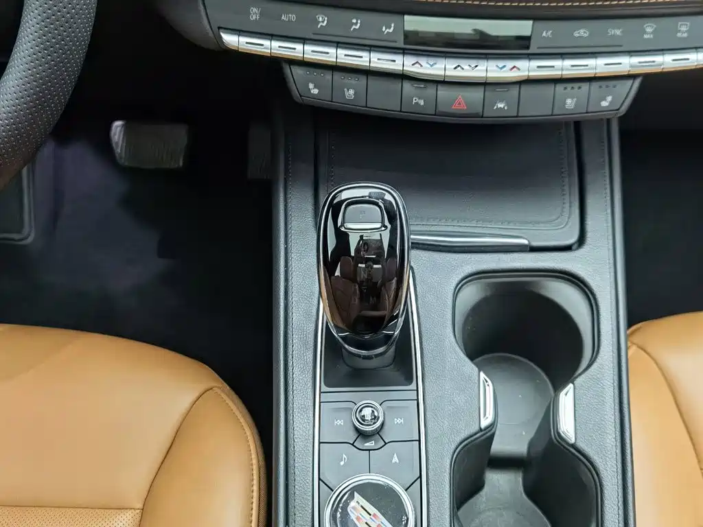 Фото 13 - Cadillac XT4