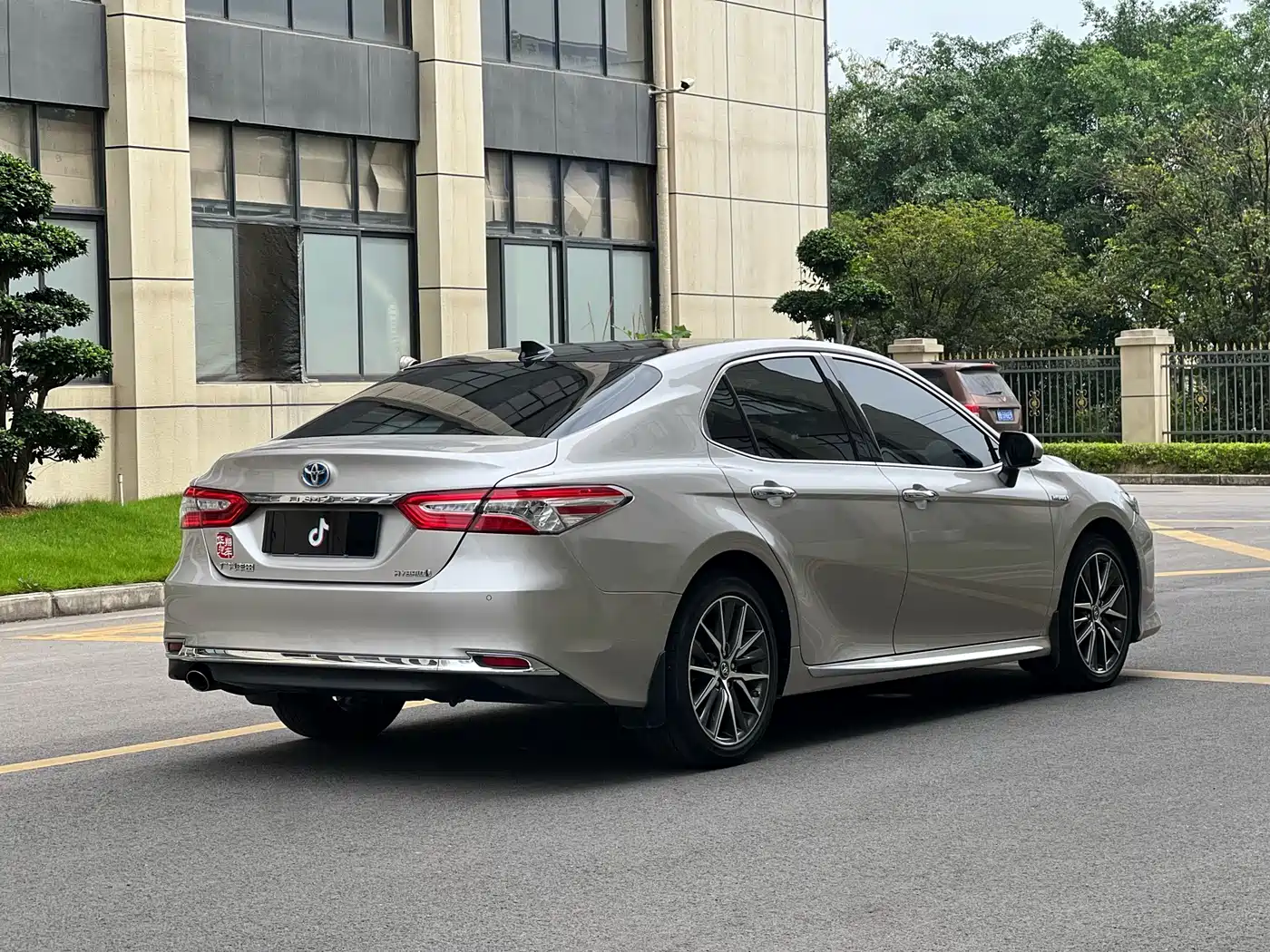 Toyota Camry 2023 Hybrid 2.5HG Luxury Edition фото 4