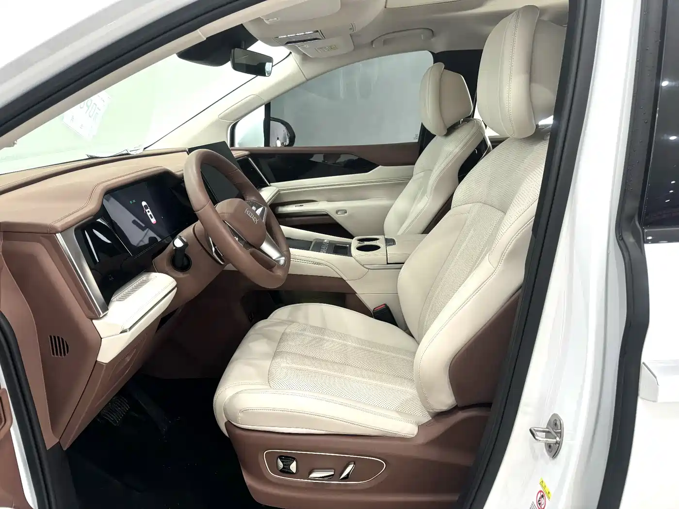 BYD Xia 2025 DM-i 1.5T 180km Surpass Edition фото 5
