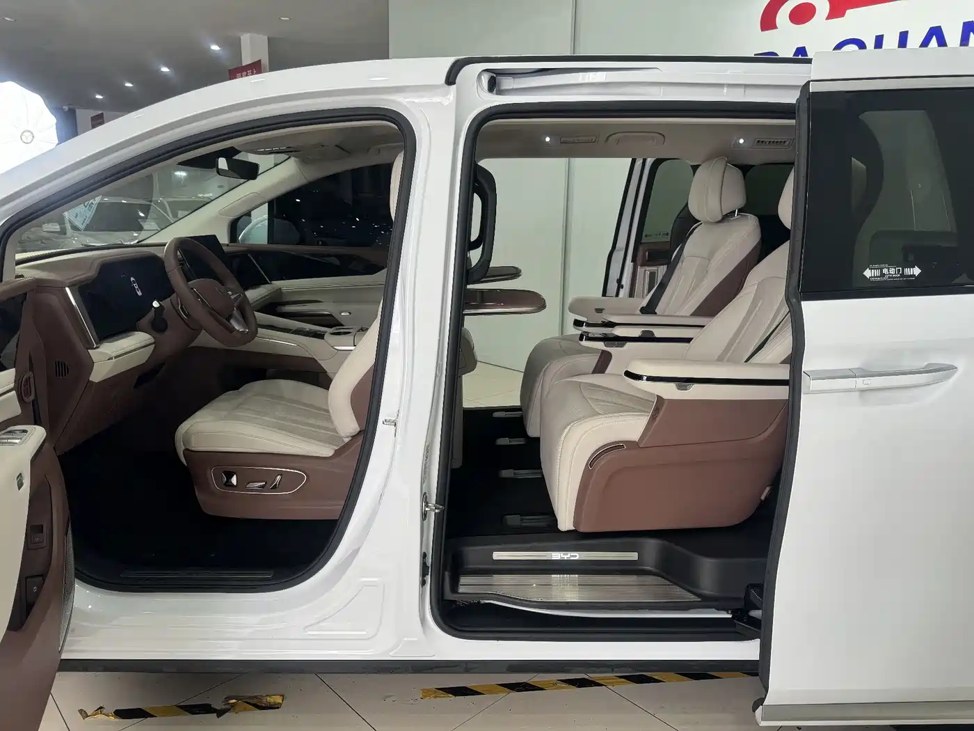 BYD Xia 2025 DM-i 1.5T 180km Surpass Edition фото 7