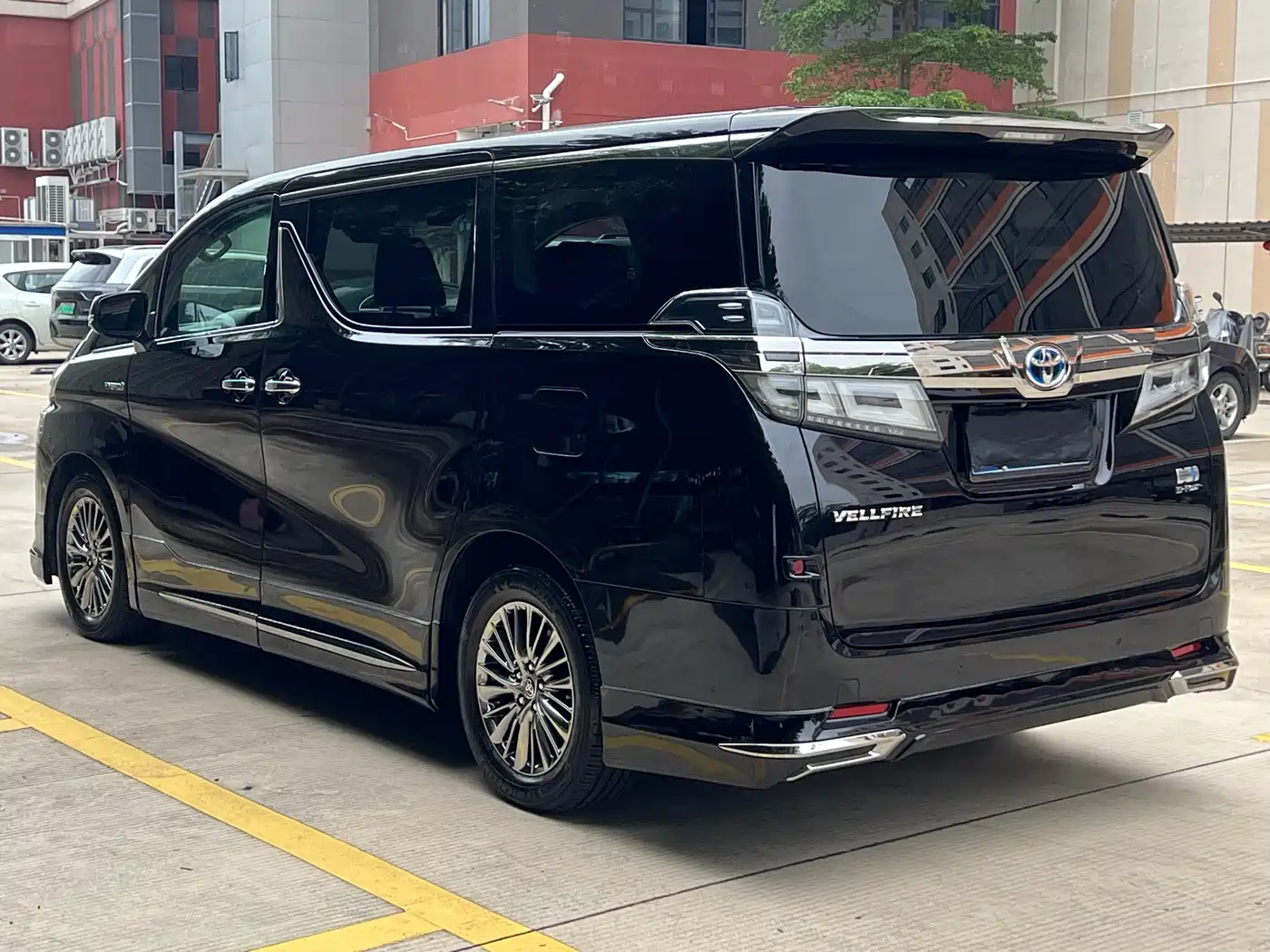 Toyota Vellfire 2019 Hybrid 2.5L HV Luxury Edition фото 3