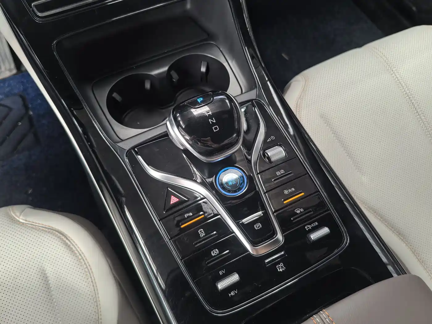 BYD Qin PLUS 2024 Glory Edition DM-i 55KM Leading фото 8