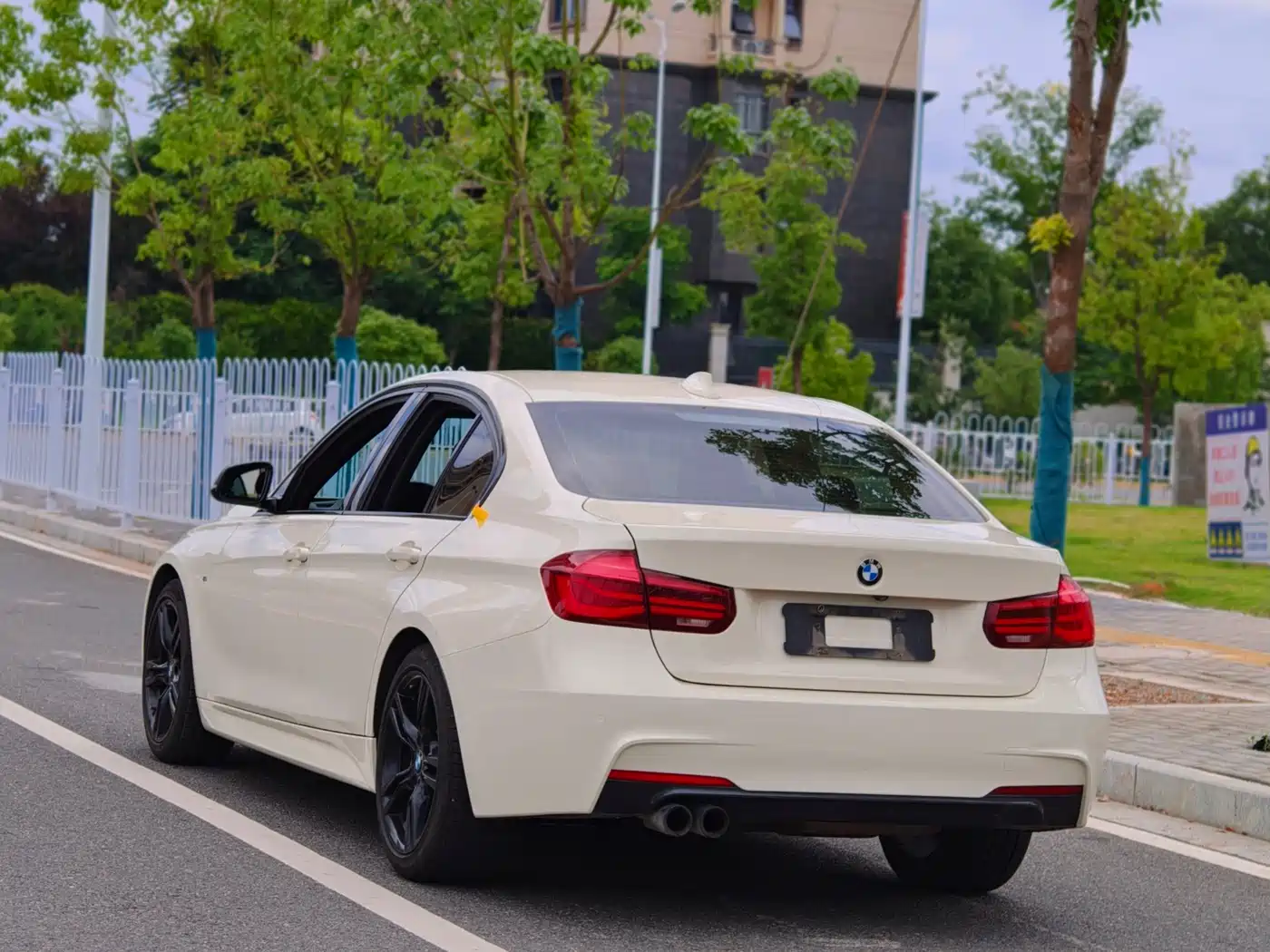 BMW 3 Series 2019 320i M Sport Black Night Edition фото 4