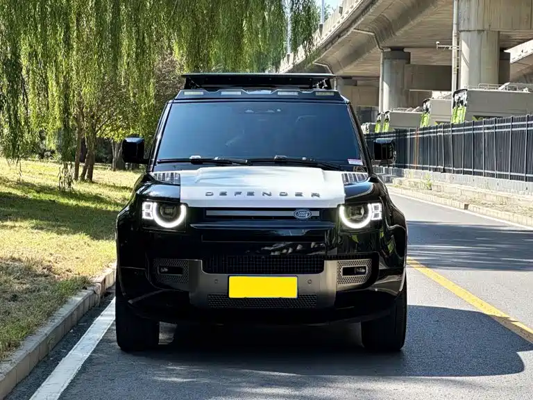 Photo 2 - Land Rover Defender