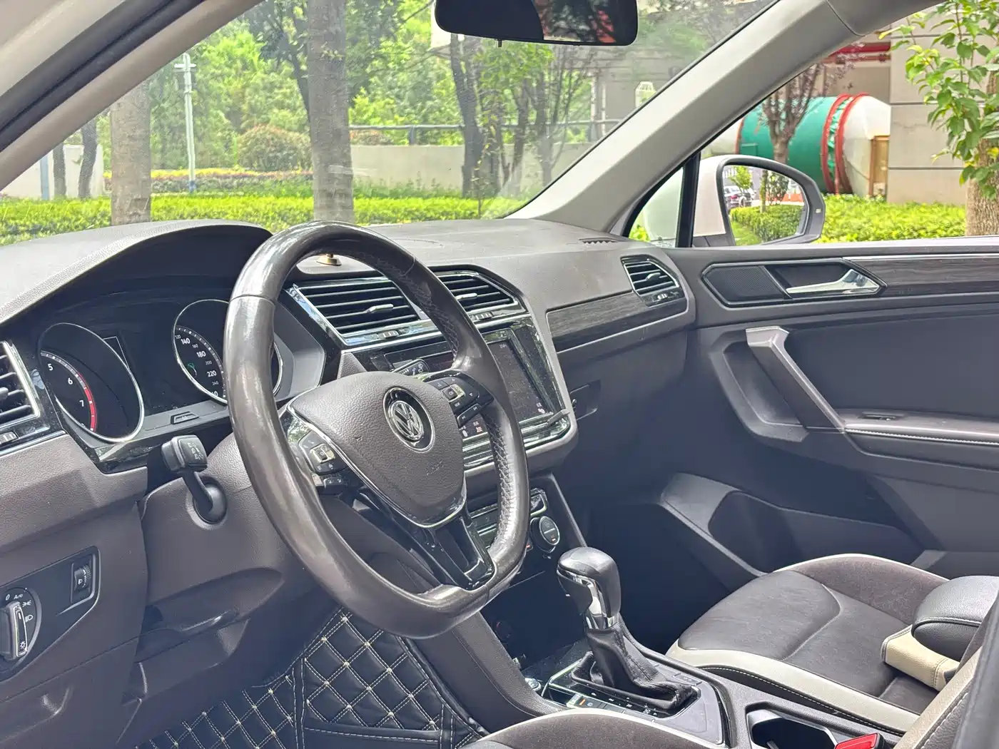 Photo 7 - Volkswagen Tiguan L