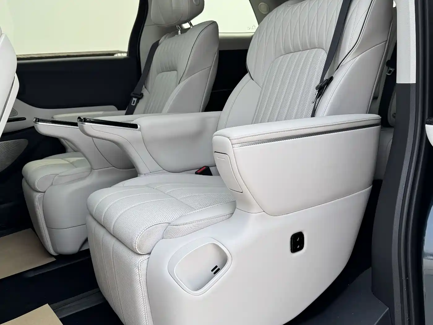 Voyah Auto Voyah Dreamer 2025 PHEV AWD Flagship Kunpeng Edition фото 7