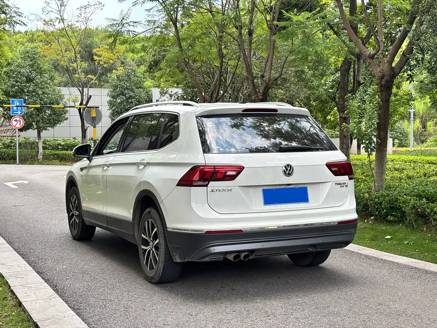Photo 6 - Volkswagen Tiguan L