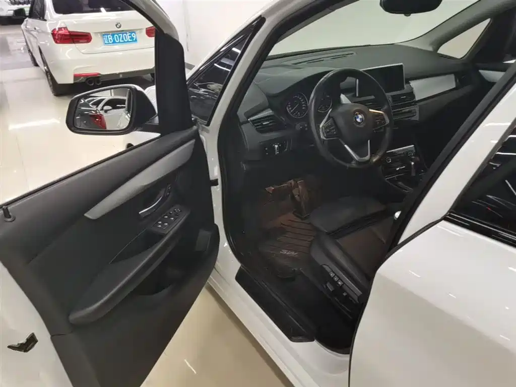 BMW 2 Series Touring 2016 220i Leading Model фото 16