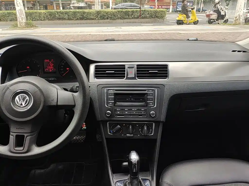 Volkswagen Santana 2015 1.6L Automatic Comfort Edition фото 13