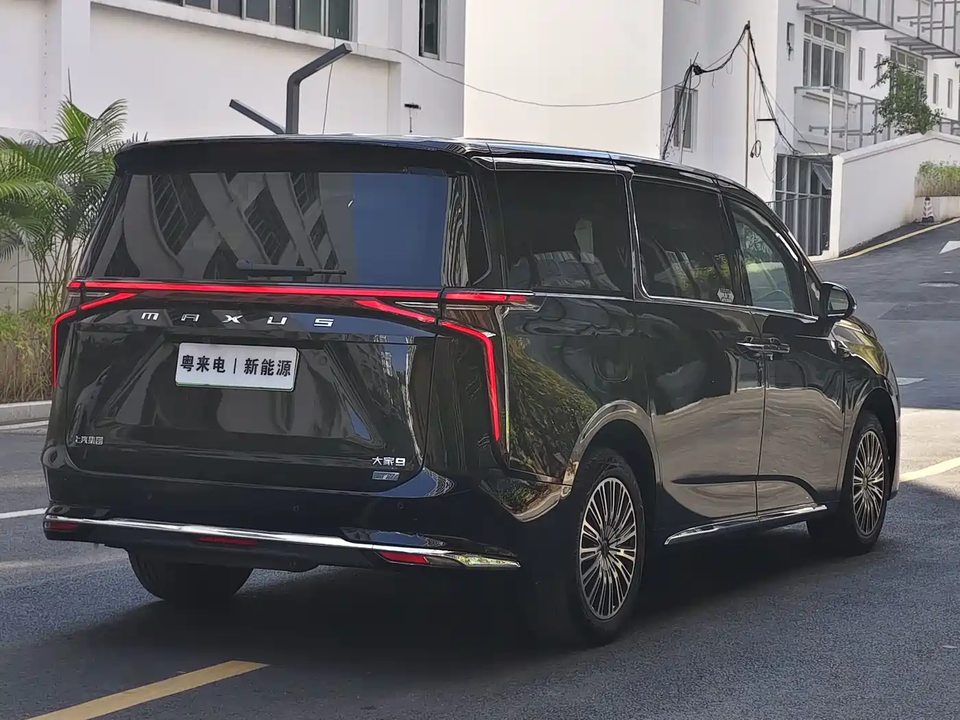SAIC Maxus Dajia 9 2024 Super Hybrid Extended Range Alpine Edition 7-Seater фото 6