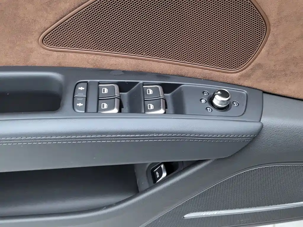 Фото 9 - Audi A8