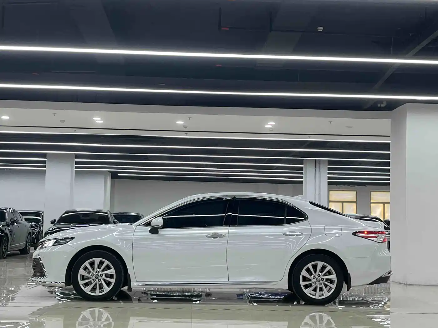 Фото 3 - Toyota Camry