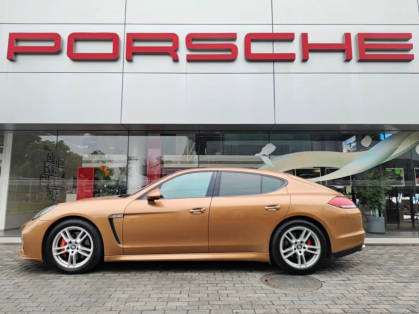 Porsche Panamera 2010 Panamera 4 3.6L фото 3