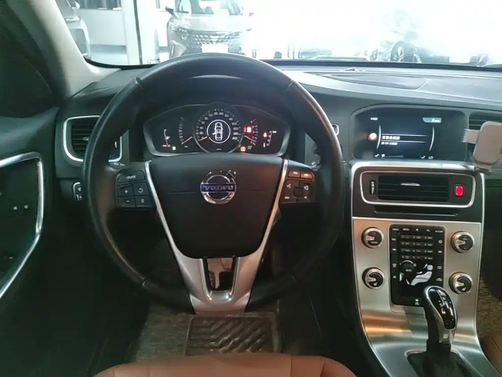 Фото 11 - Volvo S60