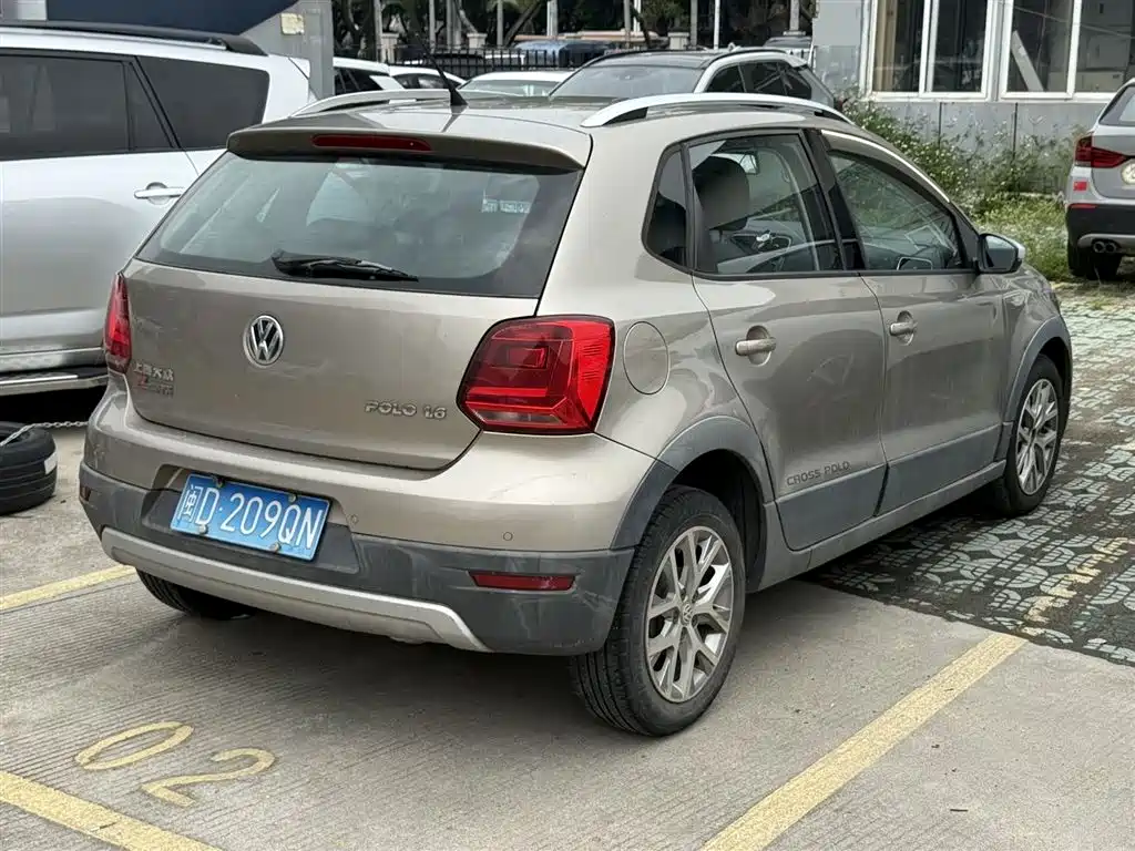 Volkswagen Polo 2014 1.6L Cross Polo Automatic фото 4