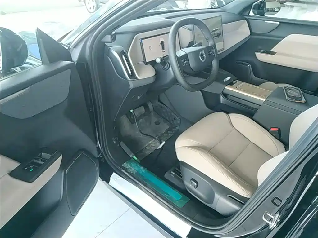 VOLVO XC70 PLUG-IN HYBRID