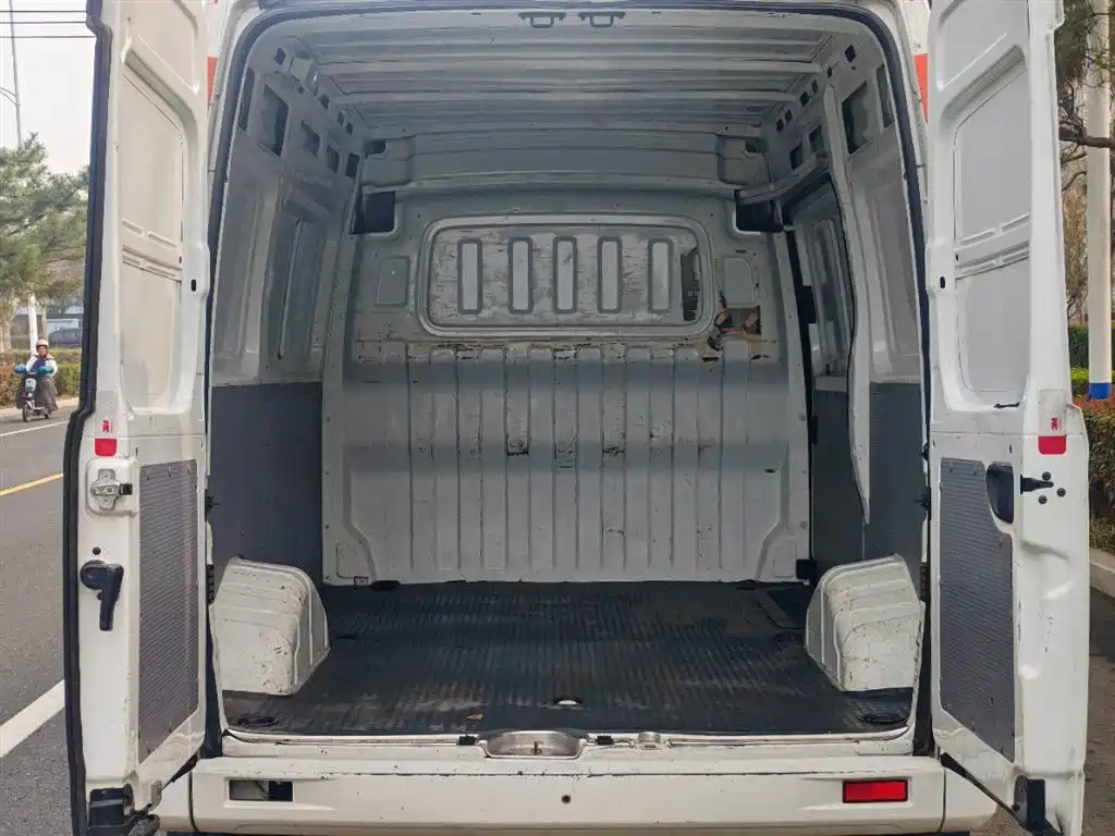 SAIC Maxus Xintu V80 2020 2.5T Manual Classic City Delivery King Short Wheelbase Medium Roof 2/3-seater фото 8