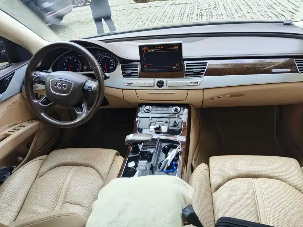 Фото 12 - Audi A8