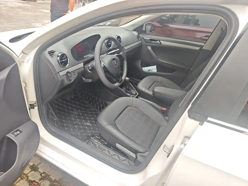 Фото 13 - Volkswagen Jetta