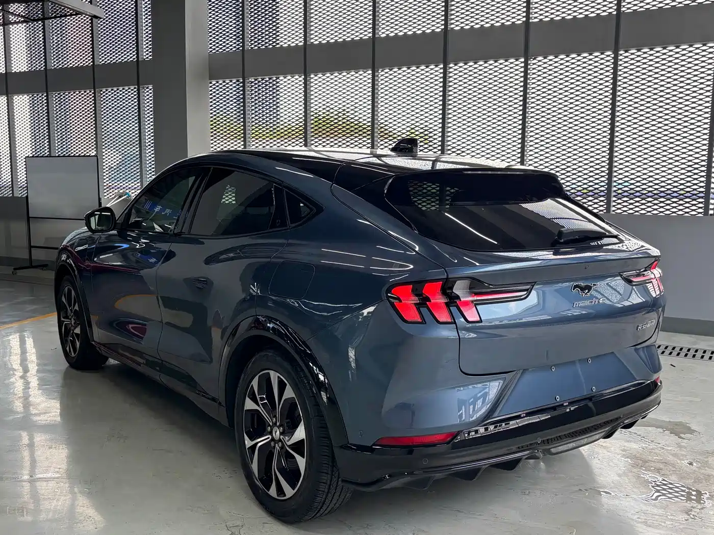 Ford Mustang Mach-E 2022 2021 Boundless RWD Luxury (Long Range)