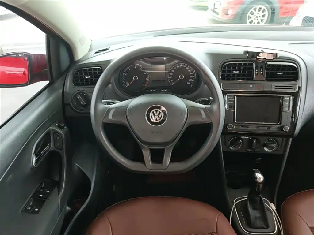 Volkswagen Polo 2016 1.4L Automatic Trend фото 11