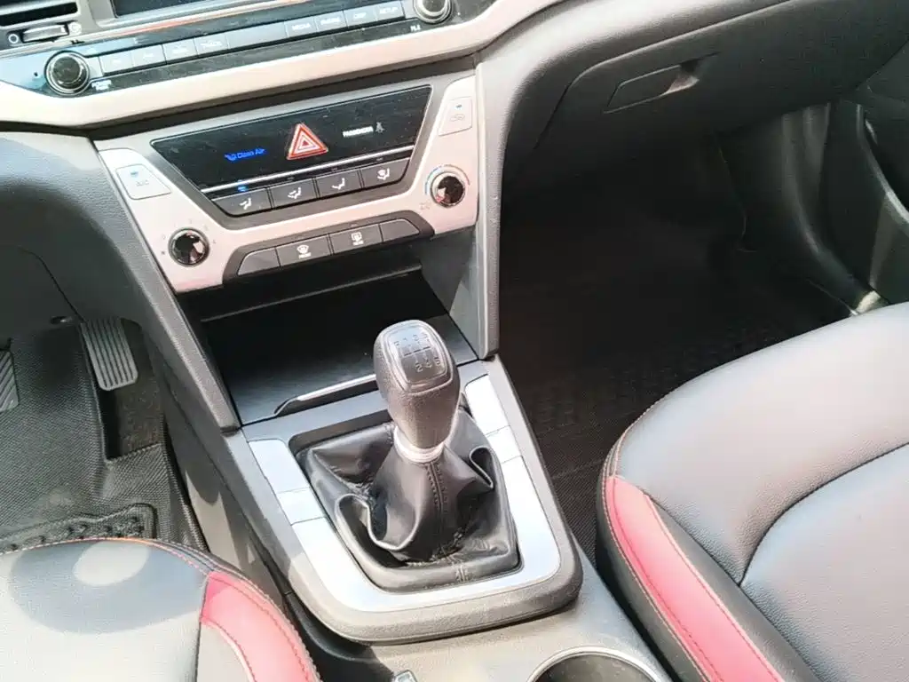 Photo 14 - Hyundai Elantra
