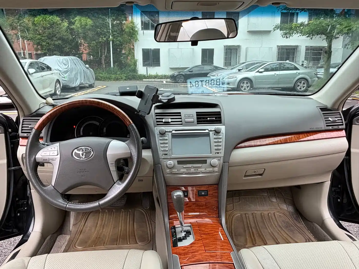 Фото 14 - Toyota Camry