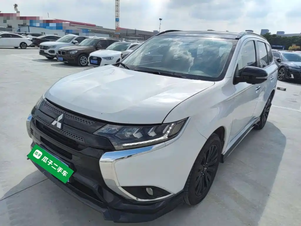 Photo 1 - Mitsubishi Outlander