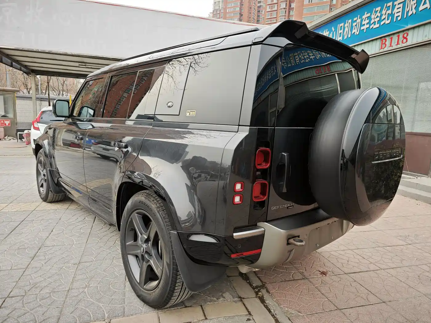 Land Rover Defender 2023 Model 110 3.0T P400 X-DYNAMIC HSE фото 3