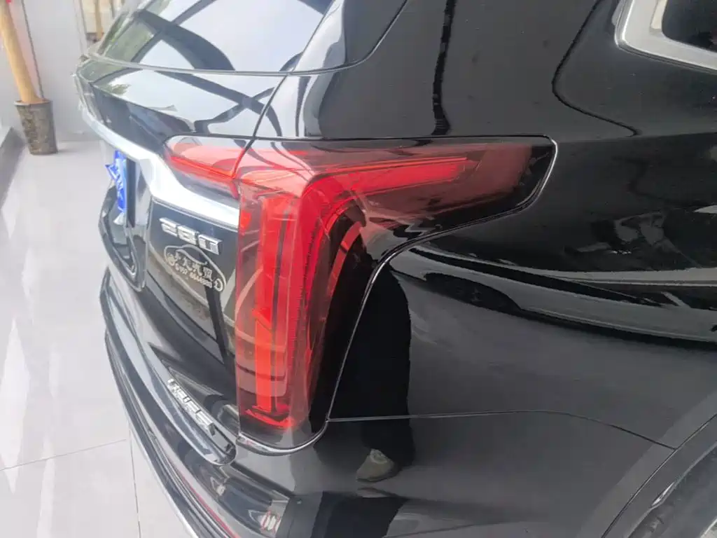 Photo 8 - Cadillac XT6