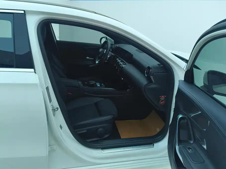 Mercedes-Benz A-Class 2019 A 180 L Sport Sedan фото 8
