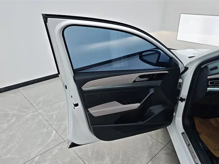 Volkswagen Lavida 2023 1.5L Auto Five Million Edition фото 7