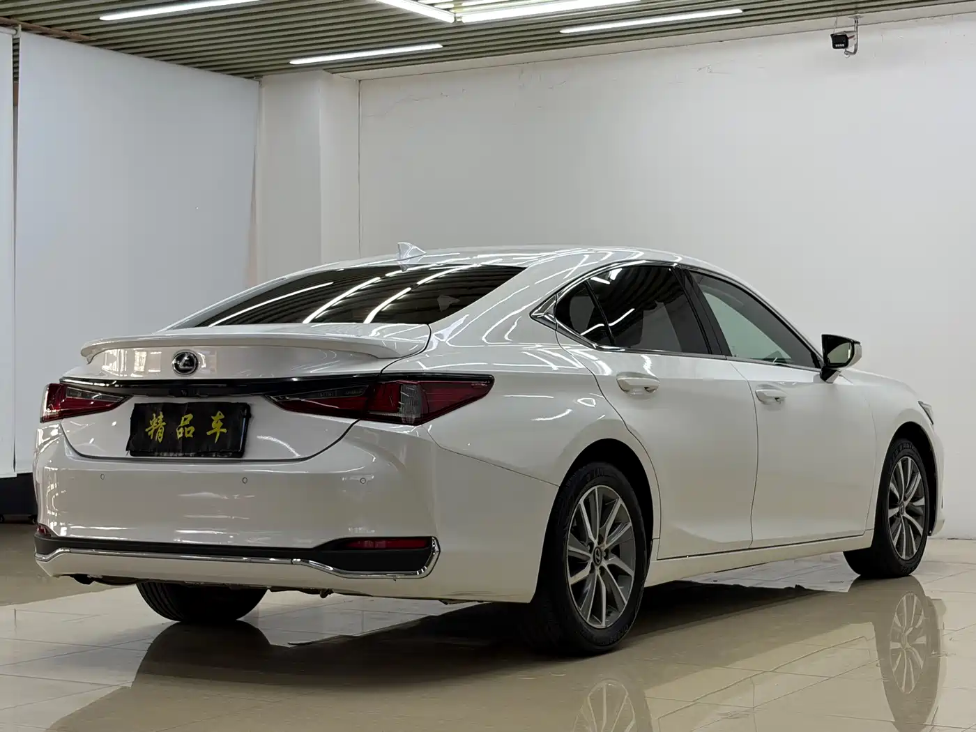 Photo 9 - Lexus ES