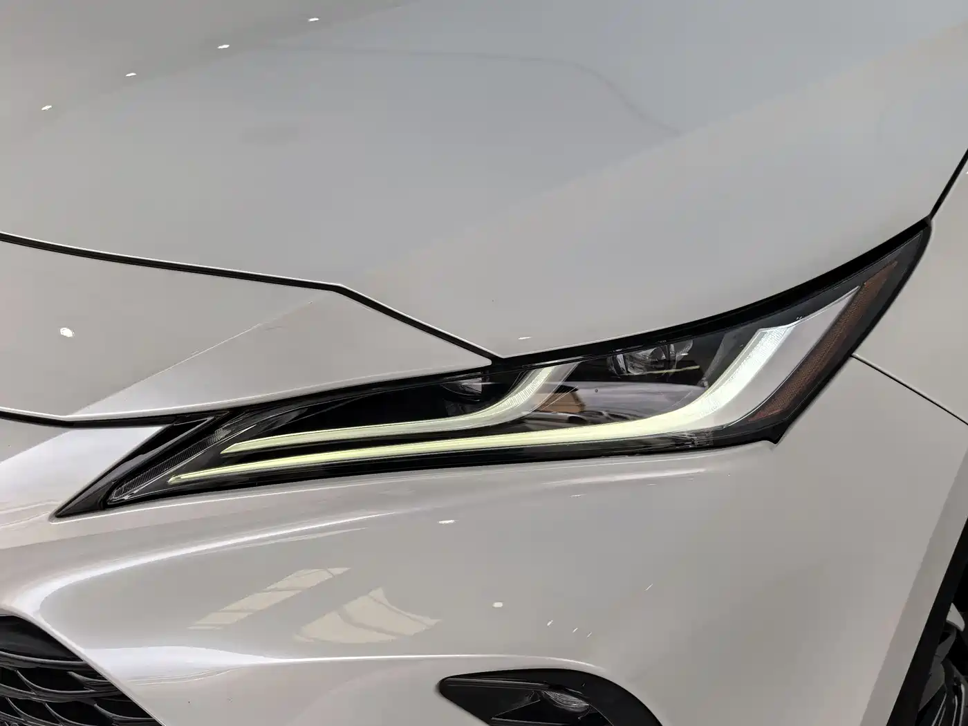 Toyota Venza 2022 Dual Engine 2.5L CVT 4WD Supreme фото 4