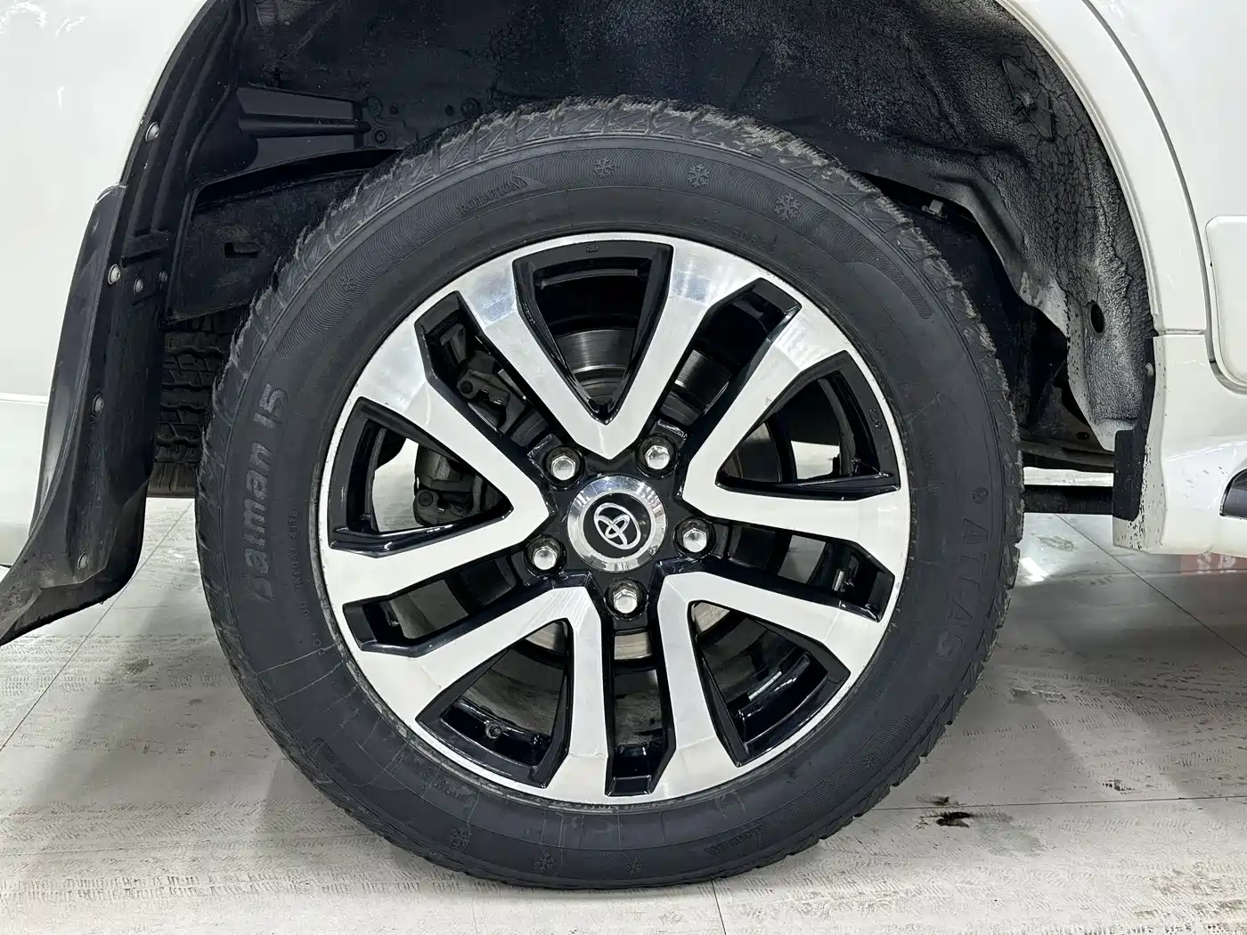 Toyota Land Cruiser (Import) 2015 4.0L V6 Middle East Low Configuration Edition фото 11