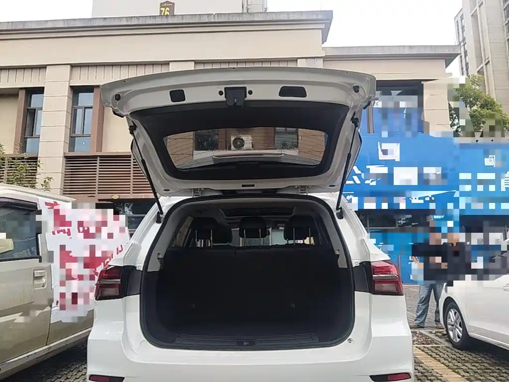 Фото 19 - Roewe RX5