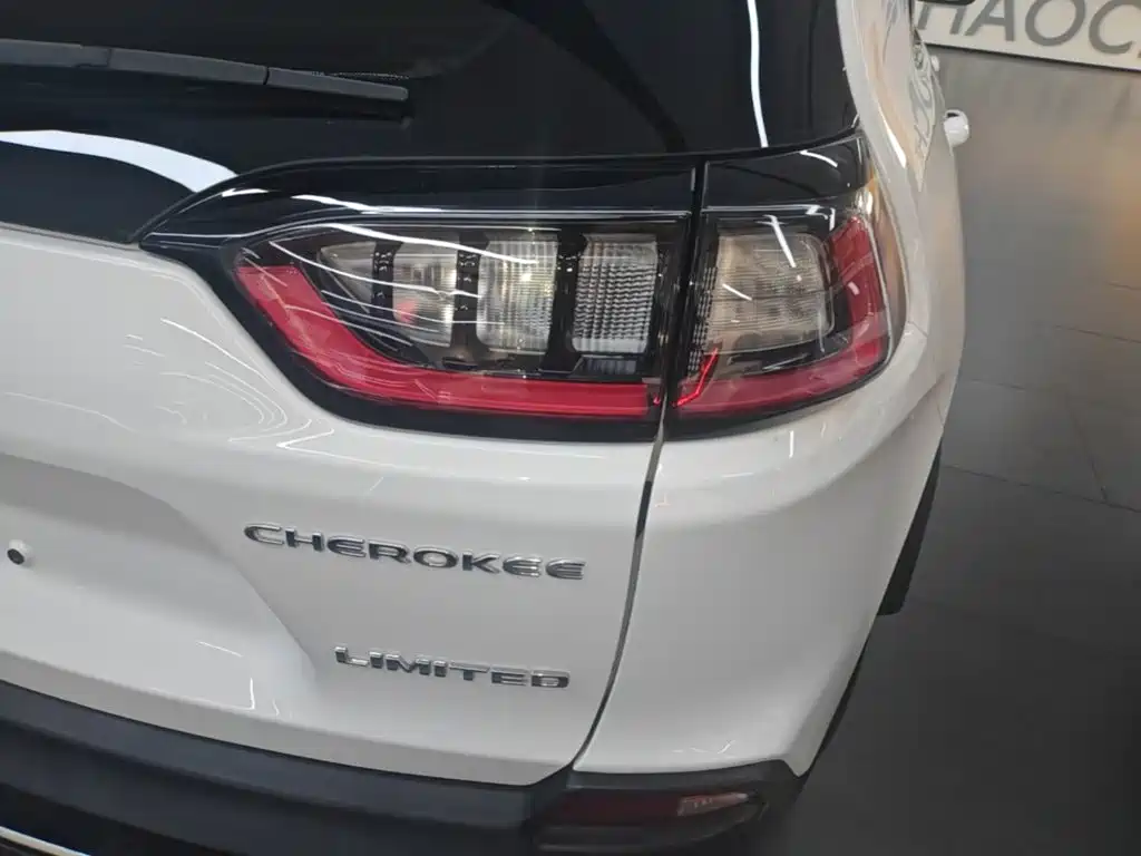 Photo 8 - Jeep Cherokee