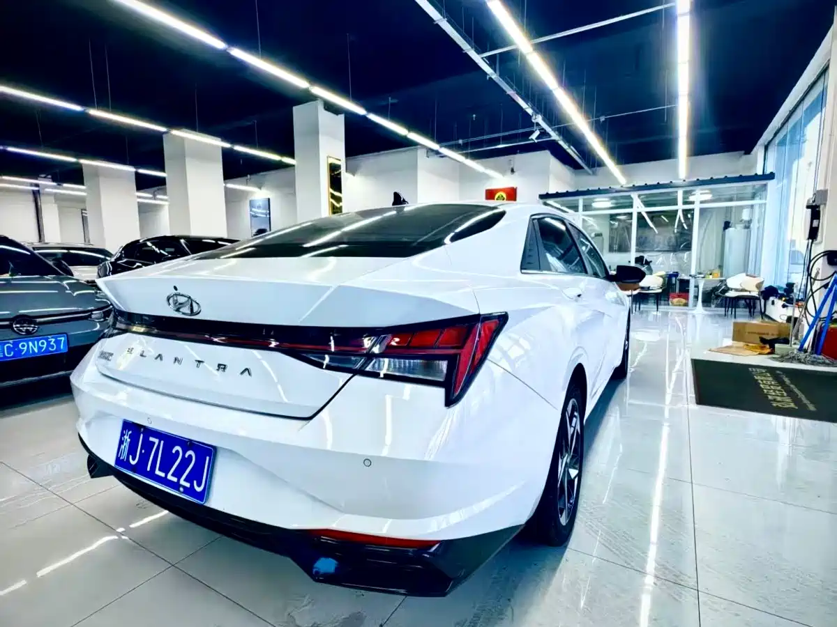 Hyundai Elantra 2021 1.5L CVT LUX Premium Edition фото 6