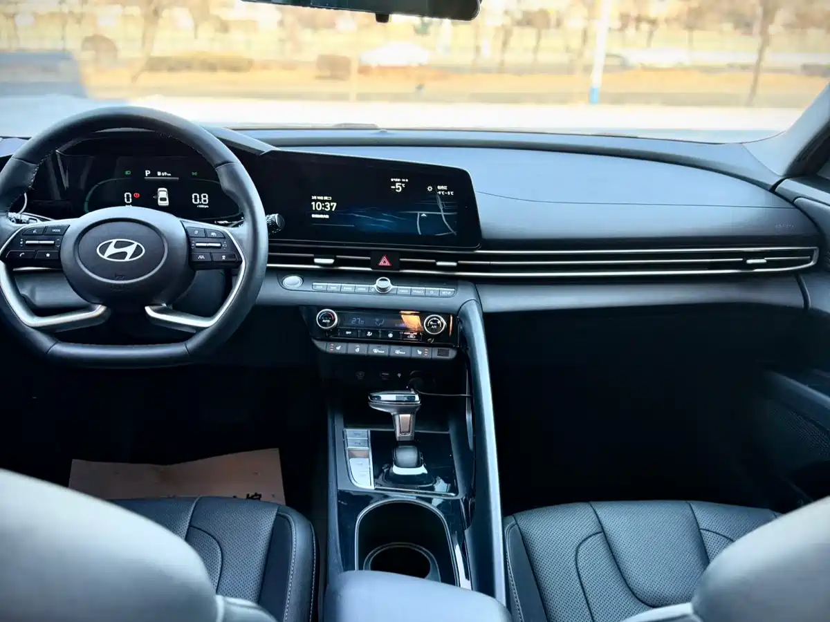 Hyundai Elantra 2023 Model 1.5L CVT LUX Premium Edition фото 19