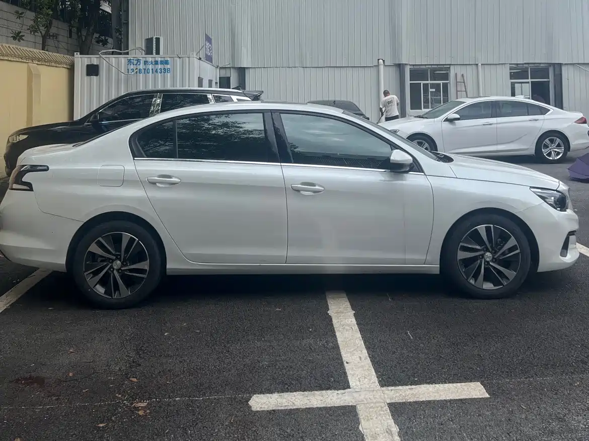 Peugeot 408 2022 1.6T Light Chaser Edition фото 16