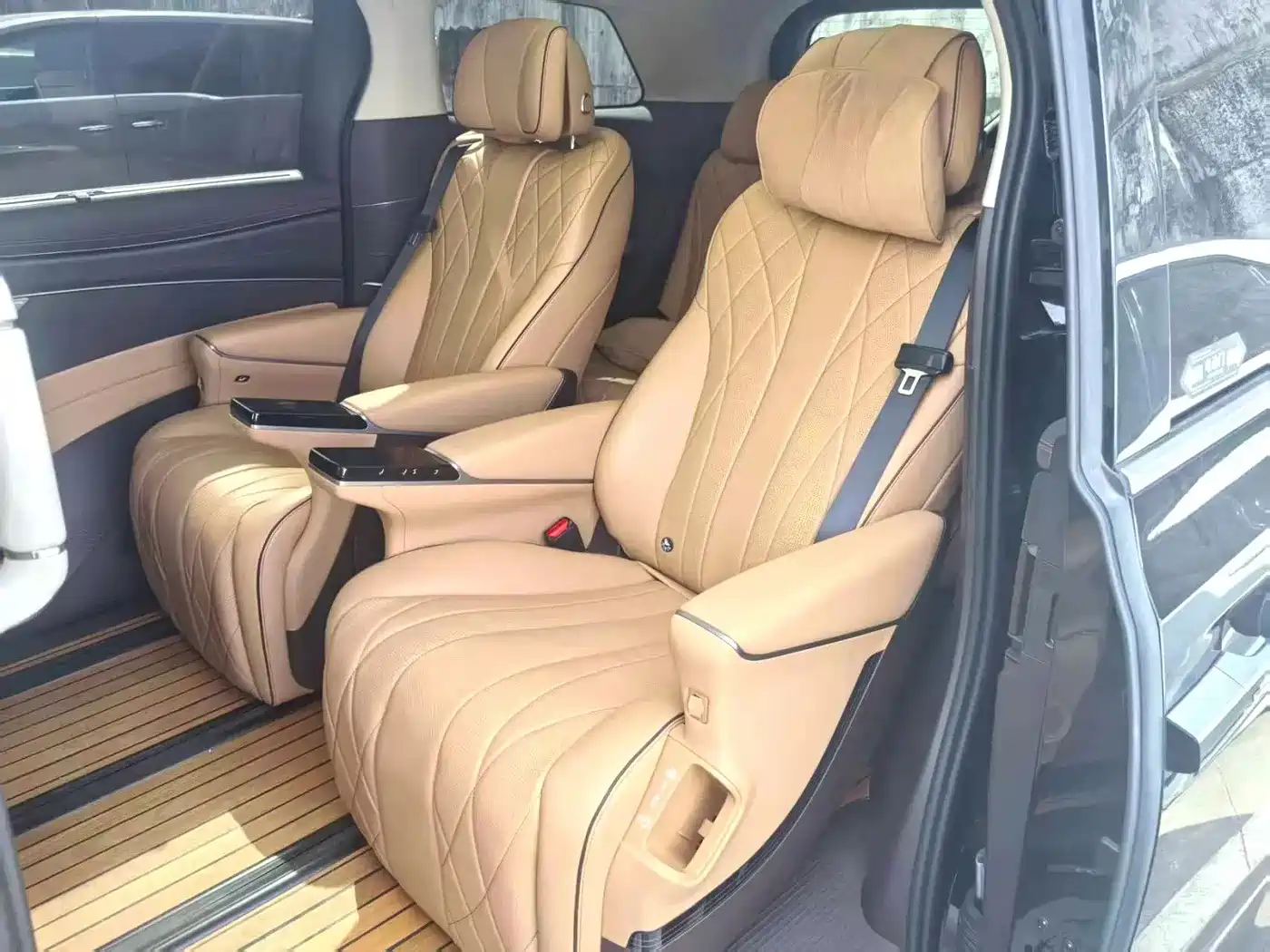 Denza D9 2024 DM-i 980 AWD Prestige фото 6