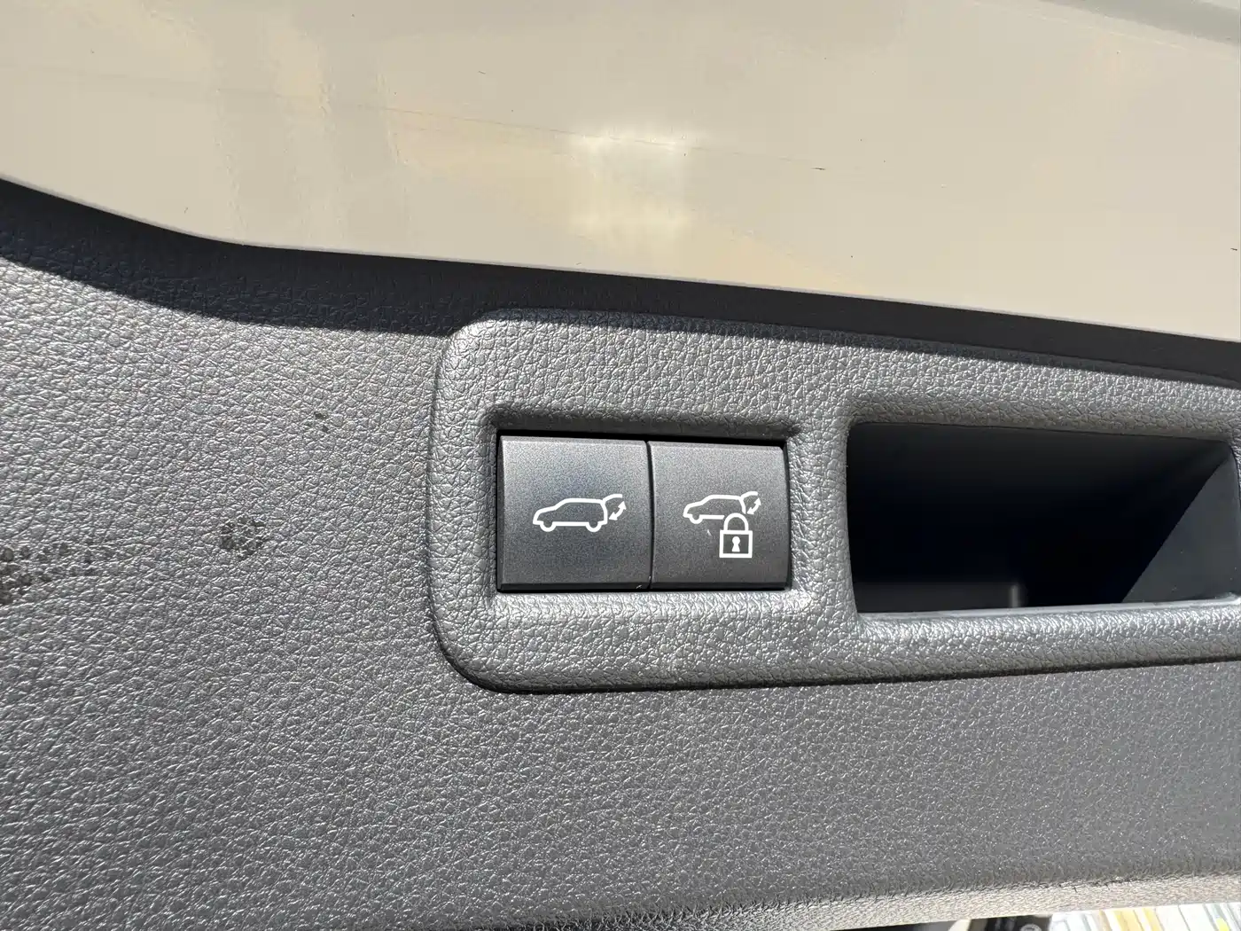 Toyota Venza 2023 2.0L CVT FWD Premium фото 12