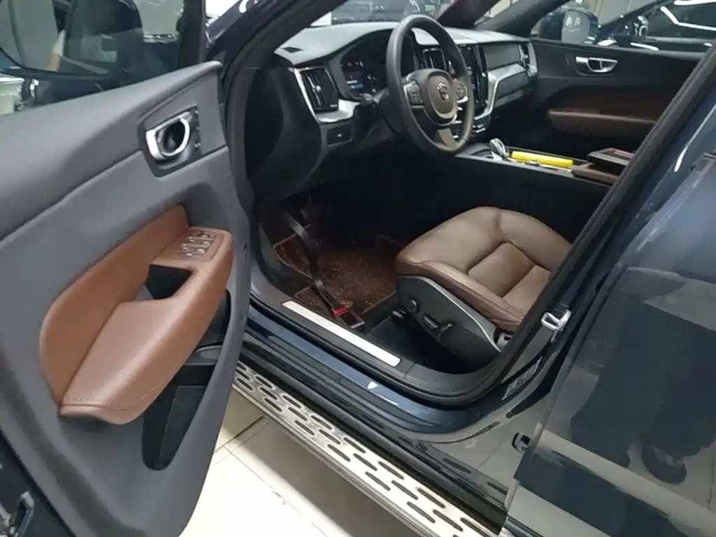 Фото 15 - Volvo XC60