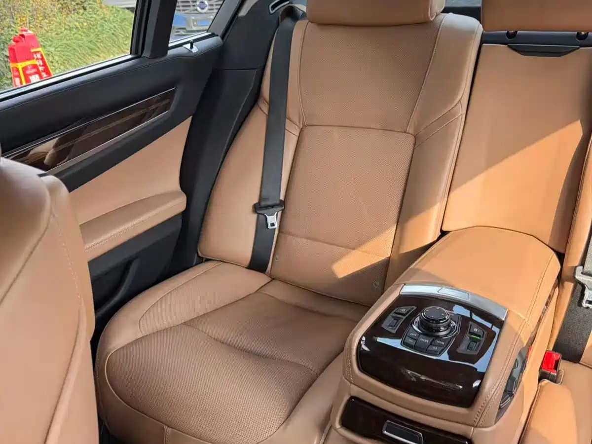 BMW 7 Series 2010 760Li фото 17