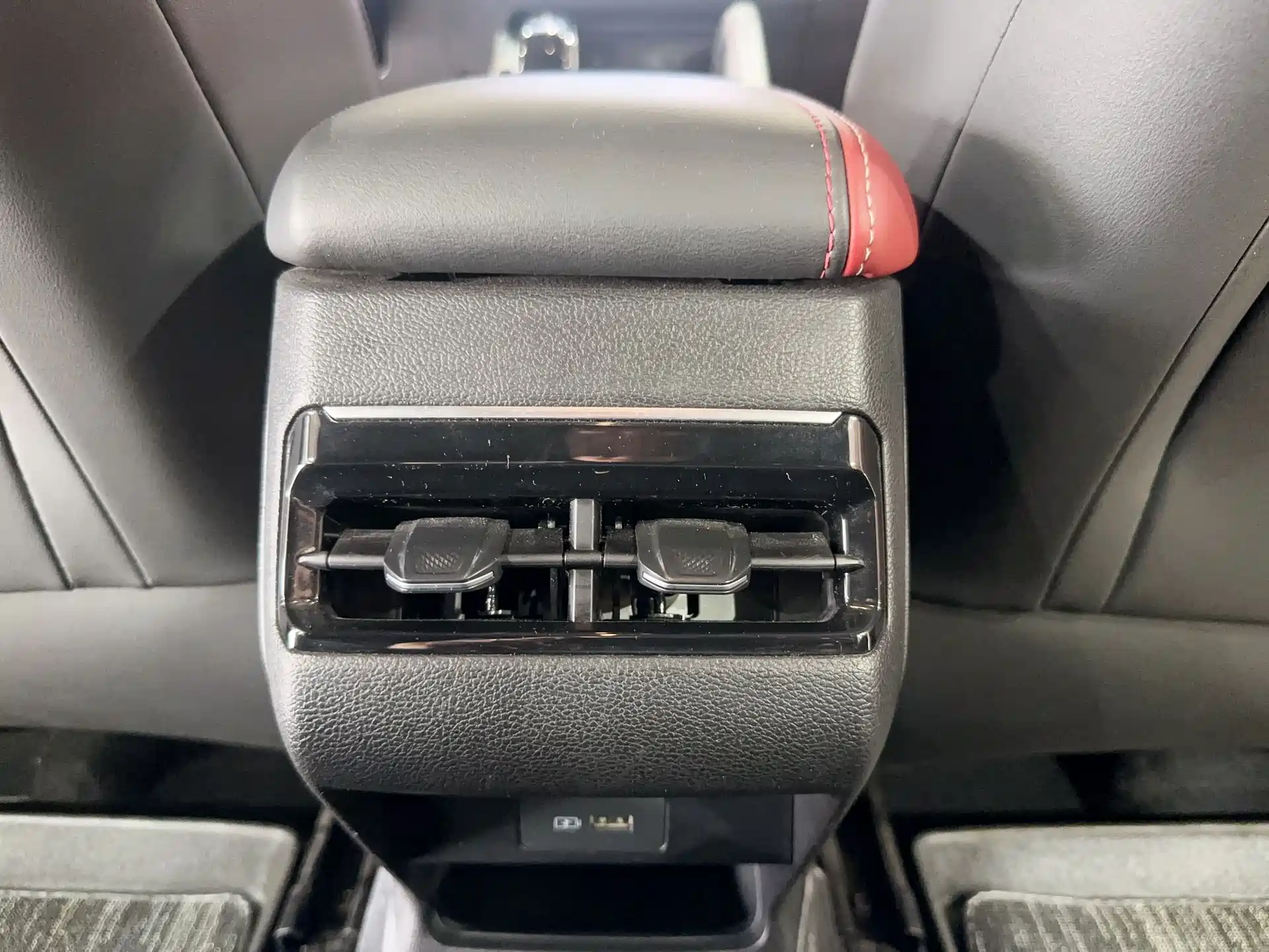 Фото 23 - Geely Coolray