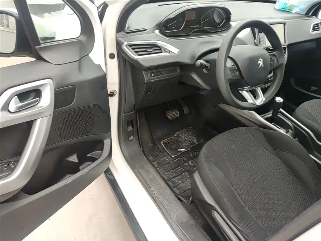 Peugeot 2008 2014 1.6L Automatic Fashion Edition фото 16