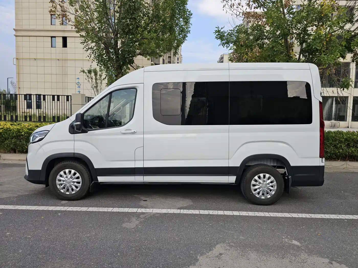 Maxus New Tour EV90 2026 2022 BUS Standard Long Wheelbase High Roof 9-seater 88.55kWh