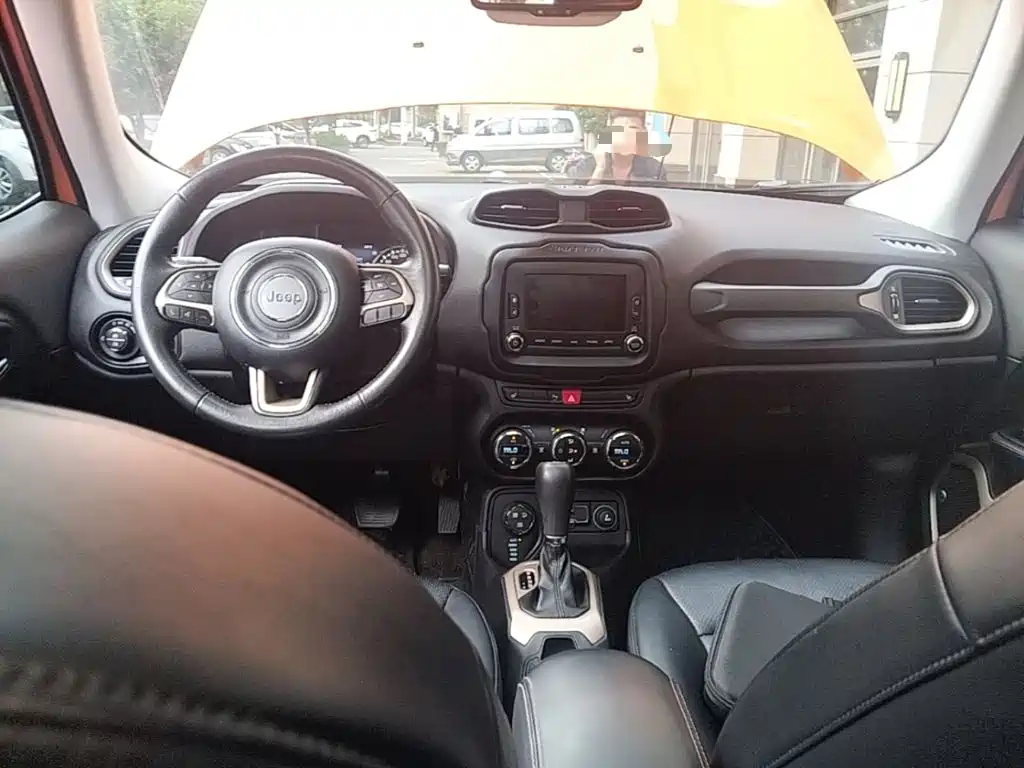 Photo 10 - Jeep Renegade