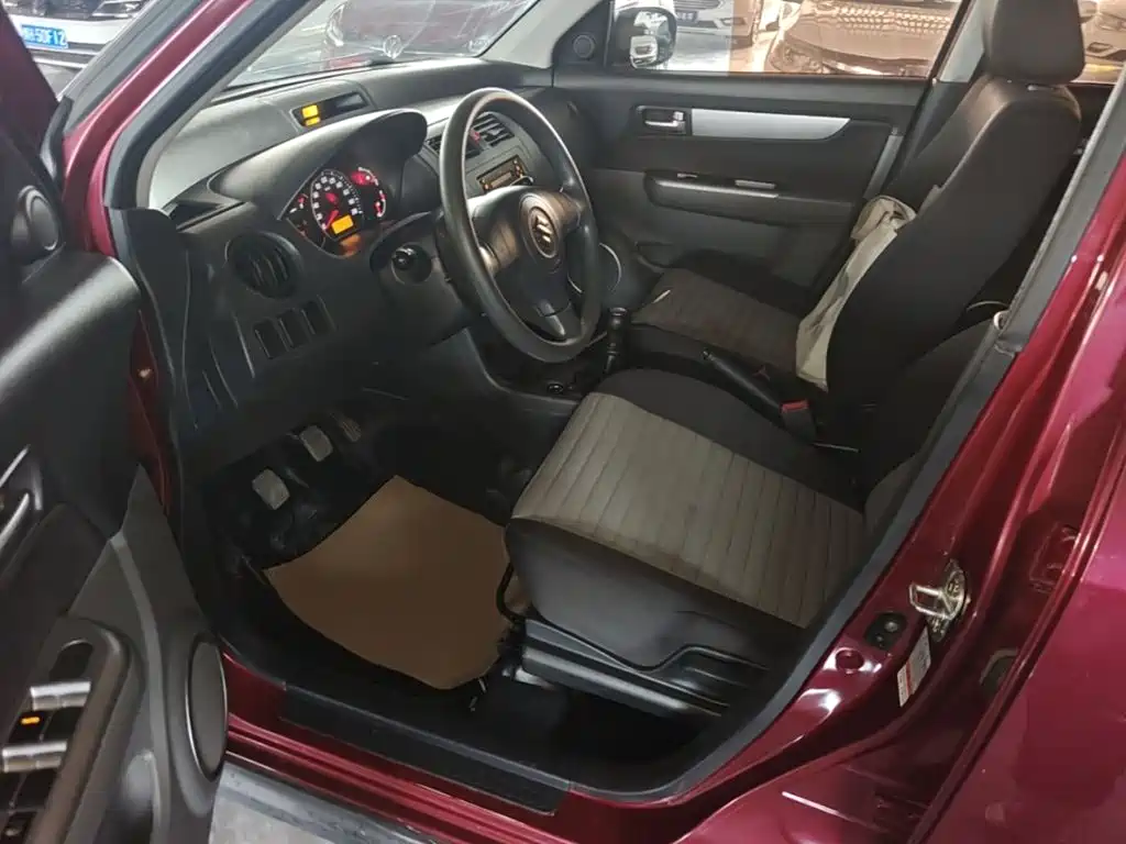 Фото 15 - Suzuki Swift